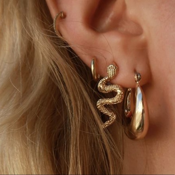 Sculptural Heart Shape Oval Hoop Earrings - Picture 2 of 12